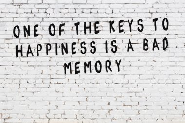 Boyalı siyah motivasyonel alıntı yazıtı ile beyaz tuğla duvar