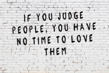 Boyalı siyah motivasyonel alıntı yazıtı ile beyaz tuğla duvar