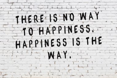 Boyalı siyah motivasyonel alıntı yazıtı ile beyaz tuğla duvar