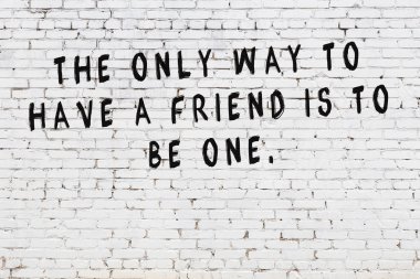 Boyalı siyah motivasyonel alıntı yazıtı ile beyaz tuğla duvar