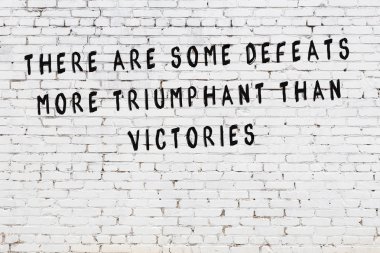 Boyalı siyah motivasyonel alıntı yazıtı ile beyaz tuğla duvar