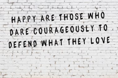 Boyalı siyah motivasyonel alıntı yazıtı ile beyaz tuğla duvar