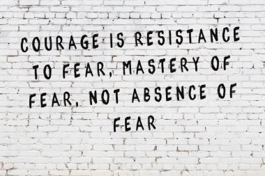 Boyalı siyah motivasyonel alıntı yazıtı ile beyaz tuğla duvar