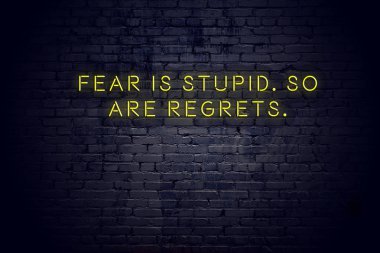 Tuğla duvara karşı olumlu bilge motivasyonel teklif ile Neon işareti 