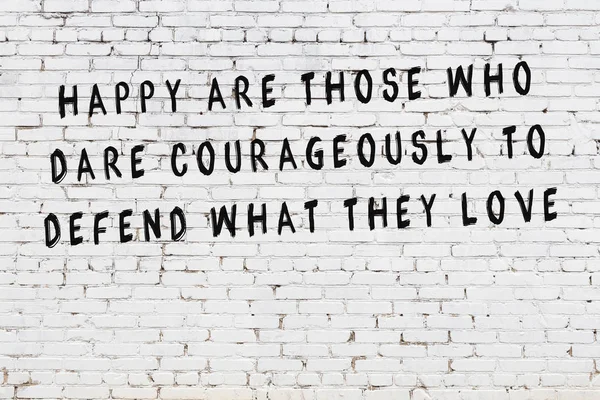 Boyalı siyah motivasyonel alıntı yazıtı ile beyaz tuğla duvar