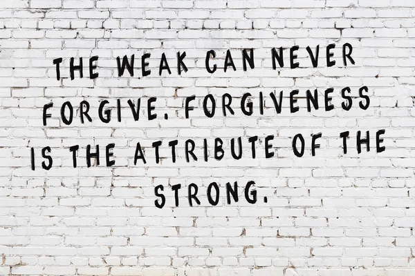 Boyalı siyah motivasyonel alıntı yazıtı ile beyaz tuğla duvar