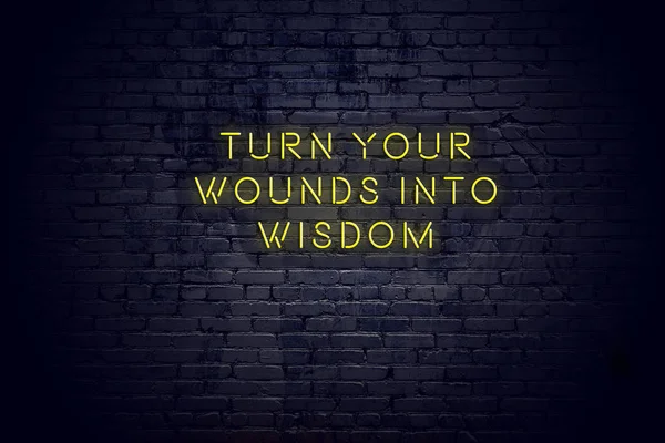 Signe au néon avec citation motivationnelle sage positive contre le mur de briques — Photo