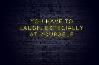 Tuğla duvara karşı olumlu bilge motivasyonel teklif ile Neon işareti 