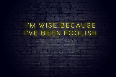 Tuğla duvara karşı olumlu bilge motivasyonel teklif ile Neon işareti 