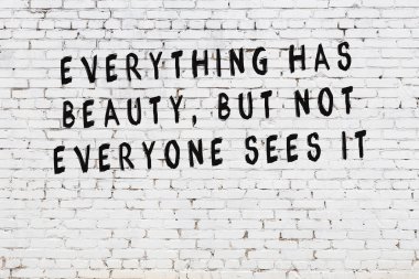 Boyalı siyah motivasyonel alıntı yazıtı ile beyaz tuğla duvar