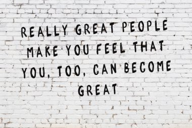 Boyalı siyah motivasyonel alıntı yazıtı ile beyaz tuğla duvar