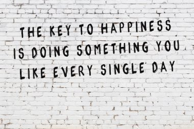 Boyalı siyah motivasyonel alıntı yazıtı ile beyaz tuğla duvar