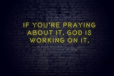 Tuğla duvara karşı olumlu bilge motivasyonel teklif ile Neon işareti 