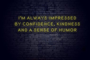 Tuğla duvara karşı olumlu bilge motivasyonel teklif ile Neon işareti 