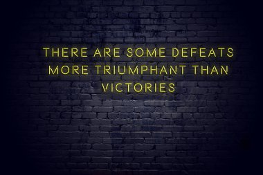 Tuğla duvara karşı olumlu bilge motivasyonel teklif ile Neon işareti 