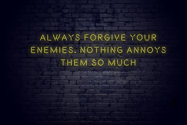 Tuğla duvara karşı olumlu bilge motivasyonel teklif ile Neon işareti 