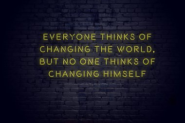 Tuğla duvara karşı olumlu bilge motivasyonel teklif ile Neon işareti 