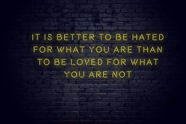 Tuğla duvara karşı olumlu bilge motivasyonel teklif ile Neon işareti 