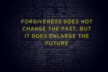 Tuğla duvara karşı olumlu bilge motivasyonel teklif ile Neon işareti 