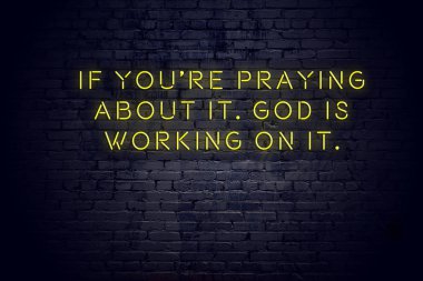 Tuğla duvara karşı olumlu bilge motivasyonel teklif ile Neon işareti 