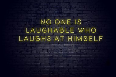 Tuğla duvara karşı olumlu bilge motivasyonel teklif ile Neon işareti 