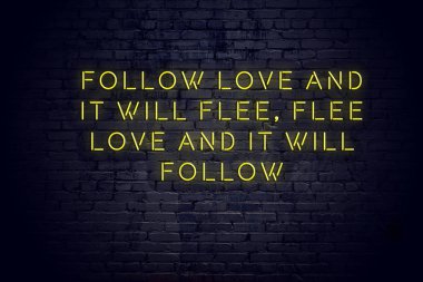 Tuğla duvara karşı olumlu bilge motivasyonel teklif ile Neon işareti 