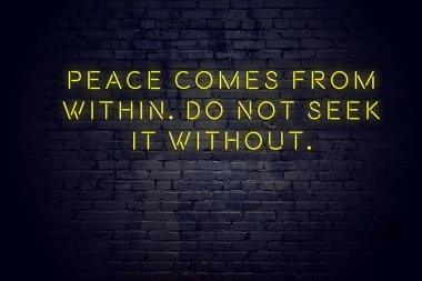 Tuğla duvara karşı olumlu bilge motivasyonel teklif ile Neon işareti 