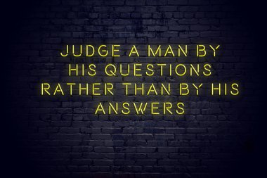 Tuğla duvara karşı olumlu bilge motivasyonel teklif ile Neon işareti 