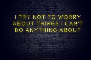 Tuğla duvara karşı olumlu bilge motivasyonel teklif ile Neon işareti 