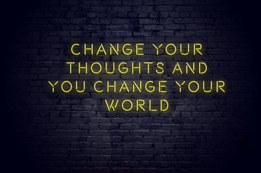 Tuğla duvara karşı olumlu bilge motivasyonel teklif ile Neon işareti 