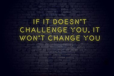 Tuğla duvara karşı olumlu bilge motivasyonel teklif ile Neon işareti 