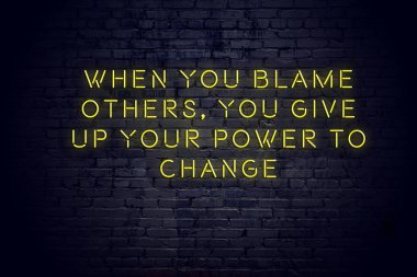 Tuğla duvara karşı olumlu bilge motivasyonel teklif ile Neon işareti 