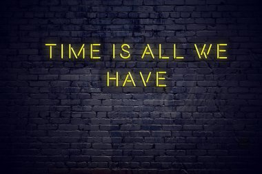 Tuğla duvara karşı olumlu bilge motivasyonel teklif ile Neon işareti 