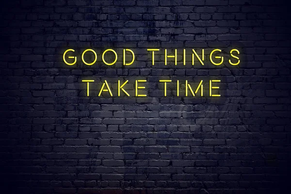 Insegna al neon con citazione motivazionale saggia positiva contro muro di mattoni — Foto Stock