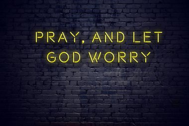 Tuğla duvara karşı olumlu bilge motivasyonel teklif ile Neon işareti 