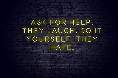 Tuğla duvara karşı olumlu bilge motivasyonel teklif ile Neon işareti 