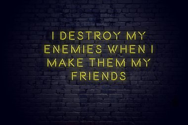 Tuğla duvara karşı olumlu bilge motivasyonel teklif ile Neon işareti 