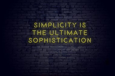 Tuğla duvara karşı olumlu bilge motivasyonel teklif ile Neon işareti 