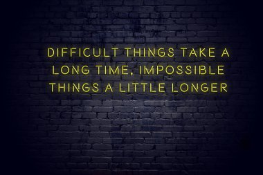 Tuğla duvara karşı olumlu bilge motivasyonel teklif ile Neon işareti 