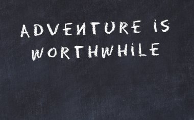 El yazısı bilge motivasyonel alıntı ile siyah kara tahta 