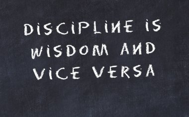 El yazısı bilge motivasyonel alıntı ile siyah kara tahta 