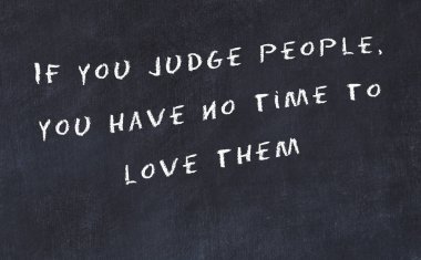 El yazısı bilge motivasyonel alıntı ile siyah kara tahta 