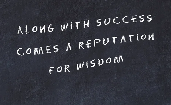 Черная доска с мудрой мотивационной цитатой от руки — стоковое фото