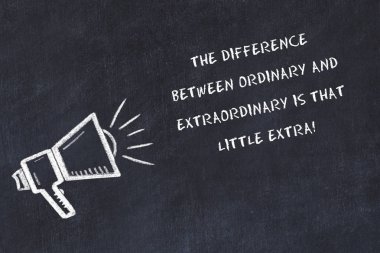 Hoparlör ve el yazısı kısa sloganı ile tebeşir kurulu kroki