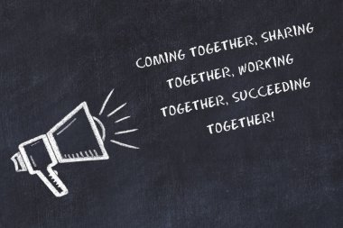 Hoparlör ve el yazısı kısa sloganı ile tebeşir kurulu kroki