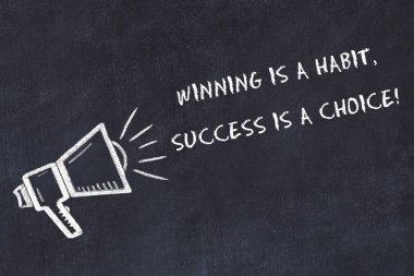 Hoparlör ve el yazısı kısa sloganı ile tebeşir kurulu kroki