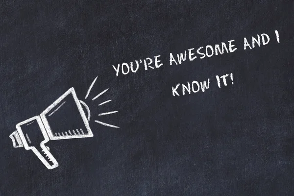 Hoparlör ve el yazısı kısa sloganı ile tebeşir kurulu kroki