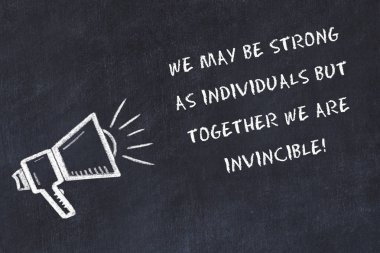 Hoparlör ve el yazısı kısa sloganı ile tebeşir kurulu kroki