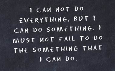 El yazısı bilge motivasyonel alıntı ile siyah kara tahta 