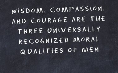 El yazısı bilge motivasyonel alıntı ile siyah kara tahta 